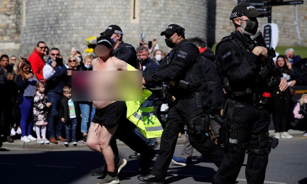 Γυμνόστηθη την ώρα της κηδείας του Φίλιππου αναστάτωσε τον κόσμο